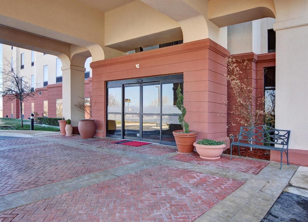 Hampton Inn & Suites Lawton Exterior photo